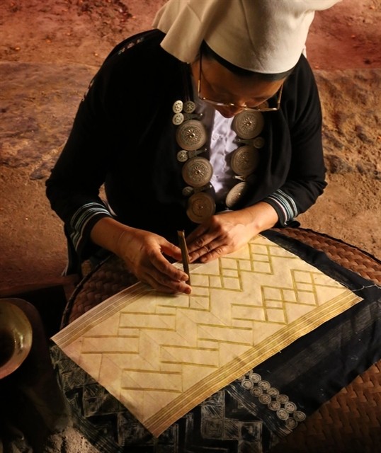 Printing with beeswax on fabric requires the skillful hands of the women. Photo courtesy of Bằng Cao. Printing with beeswax on fabric requires the skillful hands of the women. Photo courtesy of Bằng Cao.