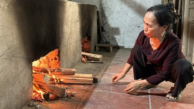 A wood stove is used for roasting young grains of rice. VNS Photo Lê Hương A wood stove is used for roasting young grains of rice. VNS Photo Lê Hương