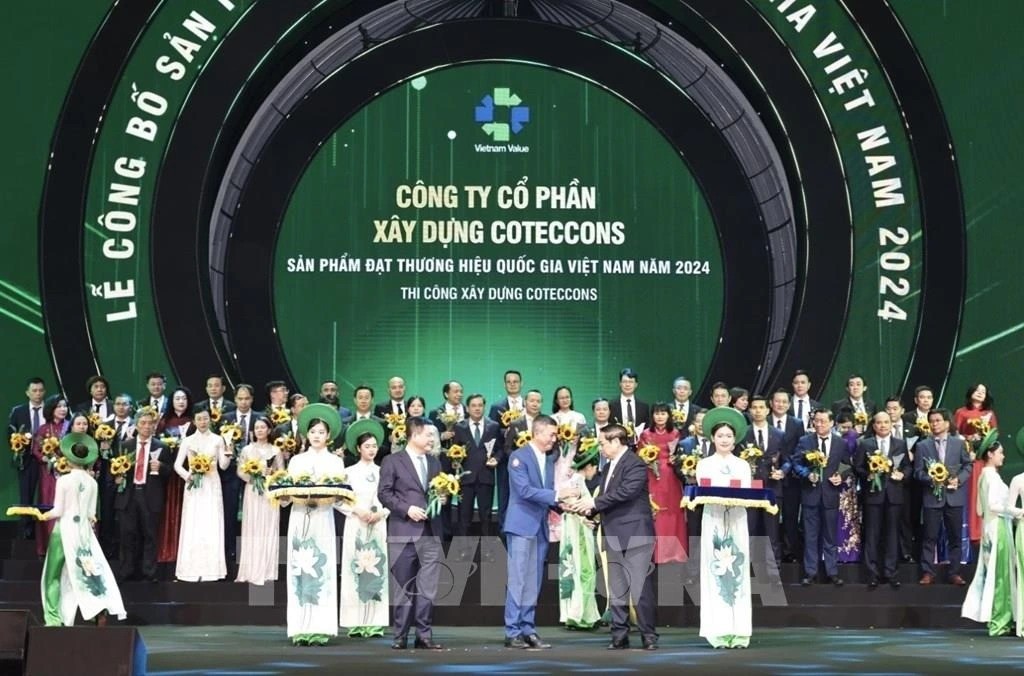 Prime Minister Pham Minh Chinh presents certificates of the Vietnam National Brand Award 2024 to the winning businesses. (Photo: VNA)