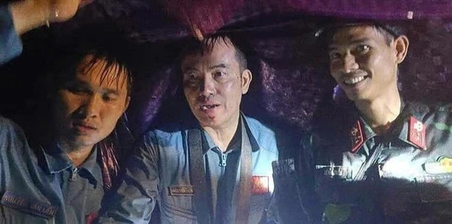 Senior Lieutenant Colonel Nguyen Hong Quan (centre) is found at 8.05 pm on November 6. (Photo: VNA)
