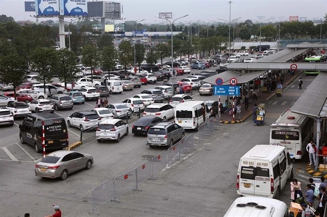 Cars and taxis at Noi Bai International Airport in Hanoi (Photo: VNA) Cars and taxis at Noi Bai International Airport in Hanoi (Photo: VNA)