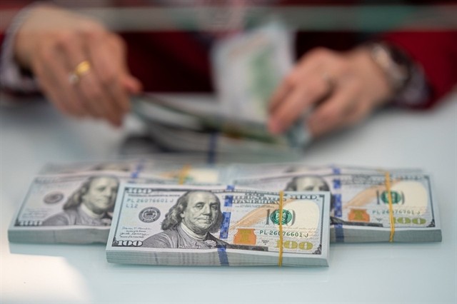 Commercial banks on Thursday listed the USD/VNĐ exchange rate in the range of VNĐ23,069 and VNĐ25,497 per dollar. Photo cafef.vn