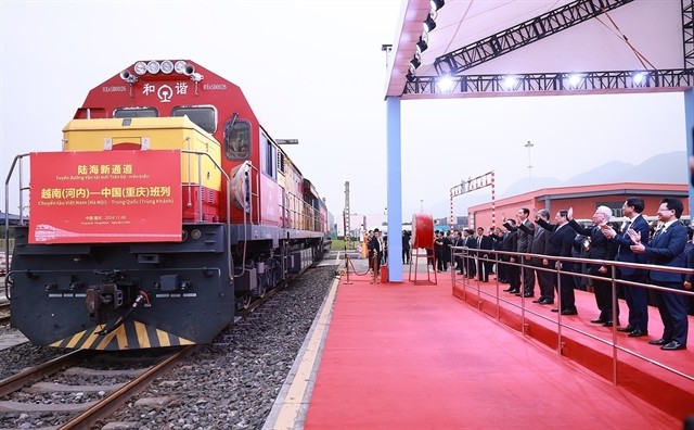 PM Phạm Minh Chính and Vietnamese delegation welcomed the ASEAN fast train from Hà Nội to the Chongqing International Logistics Hub Park. — VNA/VNS Photo