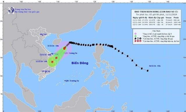 Storm Yinxing's movement direction updated at 4am on Monday, November 11. The storm's center location is about 17.5 degrees North latitude; 111.8 degrees East Longitude, in the northern sea of ​​Hoang Sa archipelago. VNA/VNS Photo 