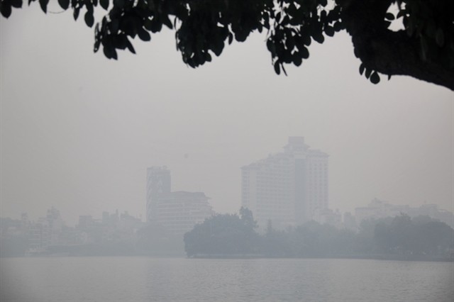 The view across West Lake is very limited. Air pollution typically worsens in Hà Nội between October and April.VNA/VNS Photo