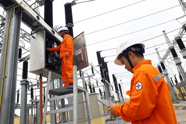 Workers of EVN check the 110kV station in Thái Nguyên Province. The Ministry of Industry and Trade has developed three scenarios for electricity supply in 2025 in which the electricity demand for the country’s socio-economic development will be basically met. — VNA/VNS Photo Huy Hùng