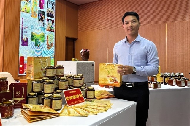Director Đinh Công Thuần of Green Life Co-operative in Hợp Tiến Commune, Kim Bôi District introduces honey produced by the cooperative. The honey is being exported to the UK. — VNA/VNS Photo