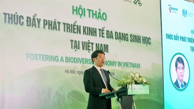 Nguyễn Đình Thọ, director of the Institute of Strategy and Policy on Natural Resources and Environment delivers a speech at the conference in Hà Nội.on November 7. VNS Photo Nguyễn Hằng