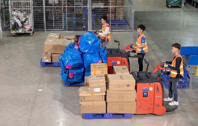 Policies needed to green e-commerce - photo: hanoimoi.vn