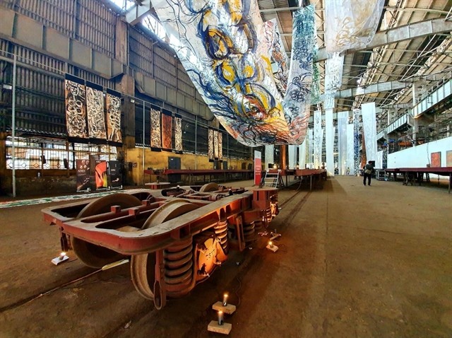 An installation at Gia Lâm Railway Factory at the Hà Nội Creative Design Festival 2023. Photo nhipsongkinhte.toquoc.vn An installation at Gia Lâm Railway Factory at the Hà Nội Creative Design Festival 2023. Photo nhipsongkinhte.toquoc.vn