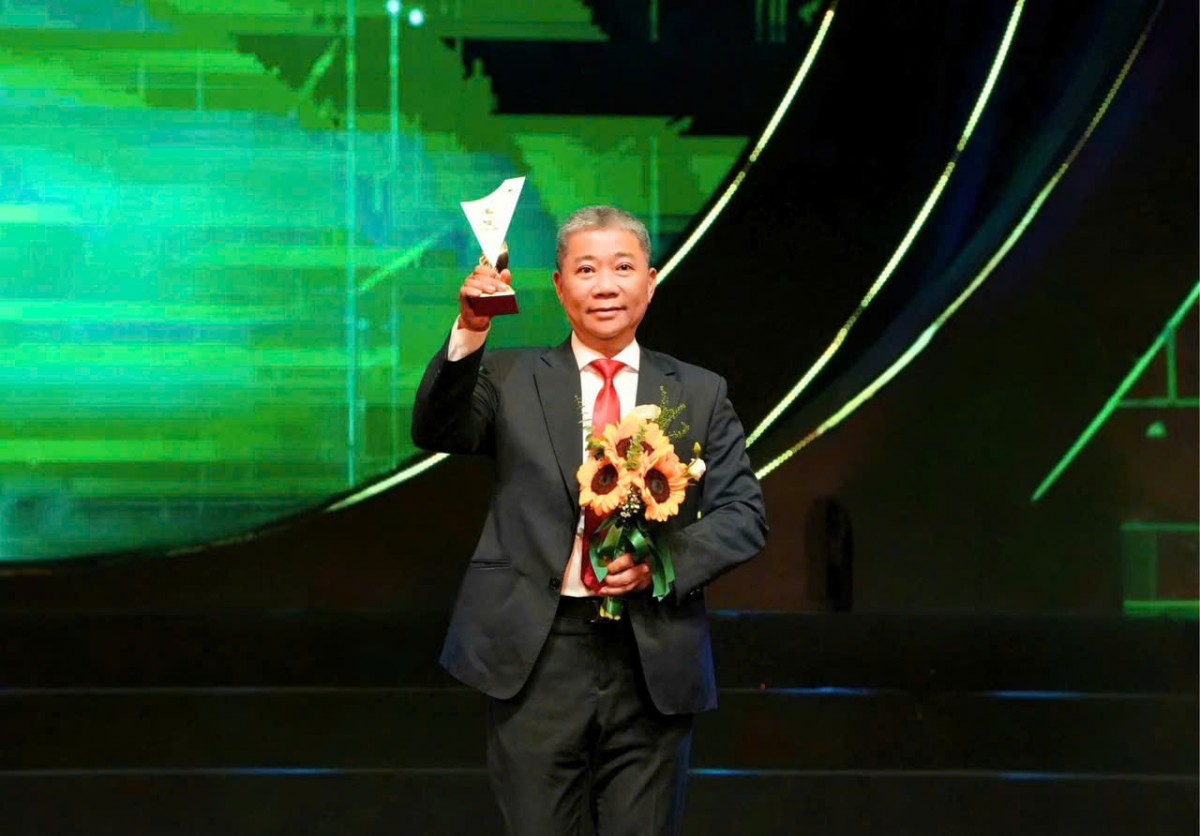 ABIC Chairman Nguyen Tien Hai receives the National Brand Award 2024 awarded to ABIC’s Bao An insurance product
