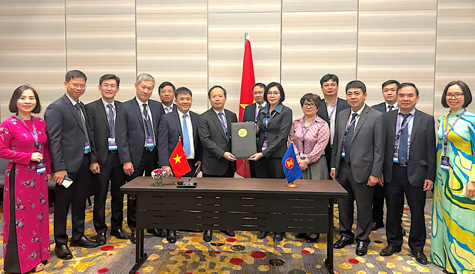 Vietnamese Deputy Minister of Transport Nguyen Duy Lam signs Protocol 5 on Own Stopover Rights between Points within the Territory of any other ASEAN Member State - Photo: Giao Thong Newspaper