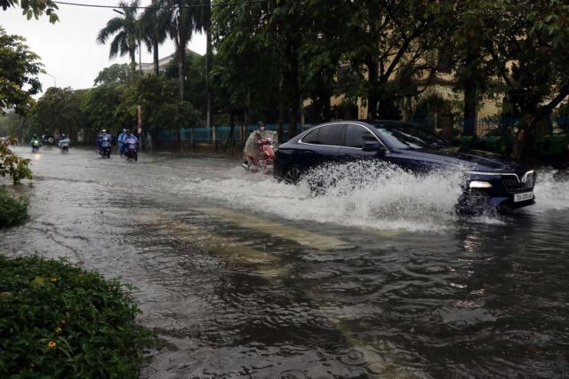 Flooding on several streets in Huế City has disrupted travel for residents. — VNA/VNS Photo Đỗ Trưởng