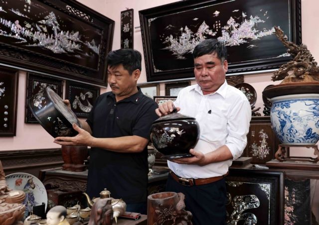 Display room of National Artisan Nguyen Dinh Hai’s family in Chuon Ngo Village.