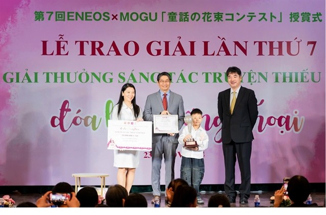 Lã Duy Long receives his prize from the Japanese Ambassador to Việt Nam. — VNS Photo Nguyễn Bình