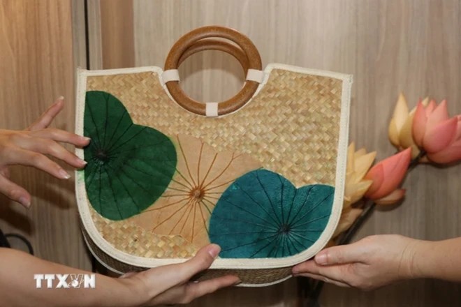 Dried lotus leaves are used to make a bag. (Photo: VNA)