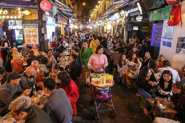 Known as a beer street Tạ Hiện offers a casual, lively atmosphere. Photo of baovanhoa.vn Known as a beer street Tạ Hiện offers a casual, lively atmosphere. Photo of baovanhoa.vn