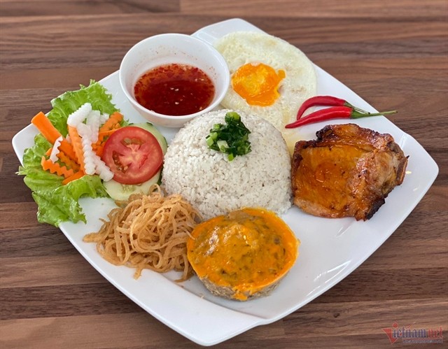 Broken rice is a traditional Vietnamese dish typically sold as street food. — Photo vietnamnet.vn Broken rice is a traditional Vietnamese dish typically sold as street food. — Photo vietnamnet.vn
