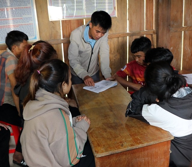A local official in Kon Plông District demonstrates earthquake safety procedures to residents. — VNA/VNS Photo