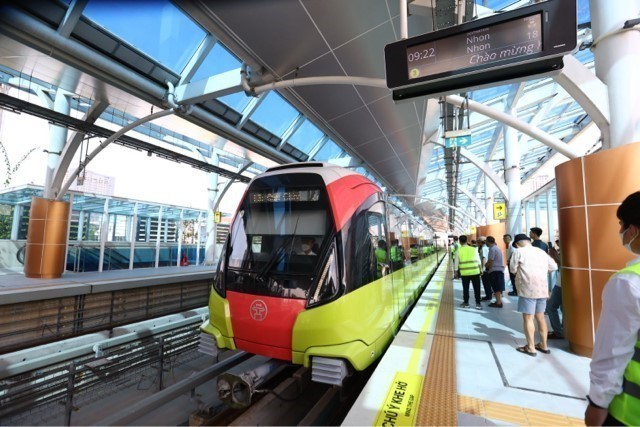 The Nhổn - Hà Nội urban railway line in operation. Việt Nam is aiming for green transportation with high-speed railway and electric vehicles (EVs) and high technologies including electronics and artificial intelligence (AI), which raises a pressing need for huge and stable electricity supply. — VNA/VNS Photo Huy Hùng