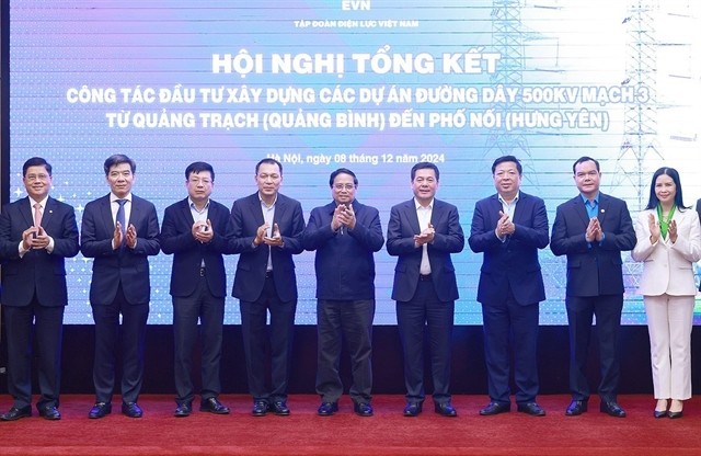 Prime Minister Phạm Minh Chính and delegations at the conference in Hà Nội reviewing the investment and construction progress of the Circuit-3 500kV power transmission line. — VNA/VNS Photo