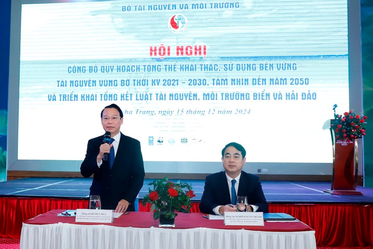 Minister of Natural Resources and Environment Do Duc Duy (left) speaks at the announcement ceremony