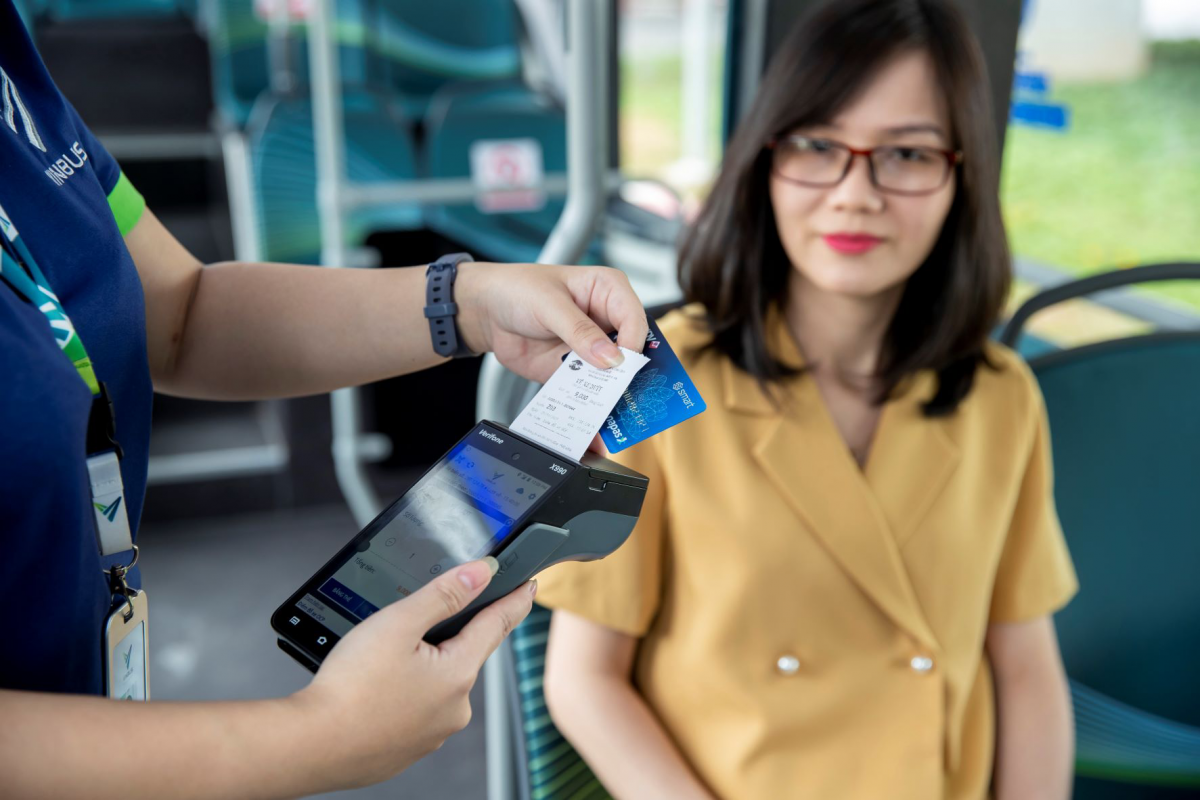 Cashless electronic payment is now applied on all state-subsidized bus routes of Hanoi – Photo: Vinbus