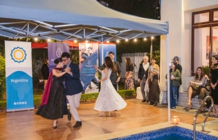 Argentine culture moves closer to Vietnam with Tango dance