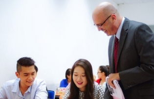 Gov't targets to gradually make English second language at schools by 2030