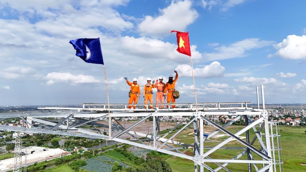 2,500 engineers and workers from EVN have participated in the construction of the 500kV Circuit 3 transmission line