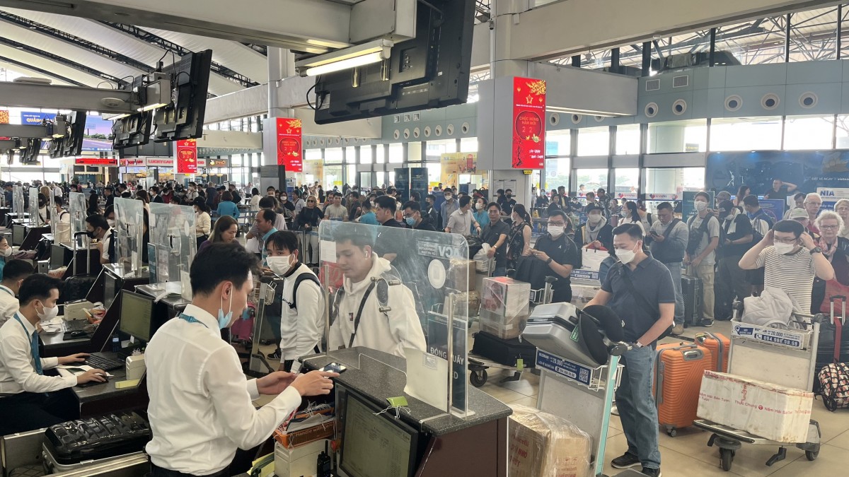 Implementing passenger check-in procedures at the Noi Bai International Airport (NIA) - photo: NIA