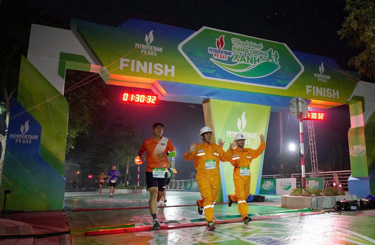 PV GAS runners reaching the finish line