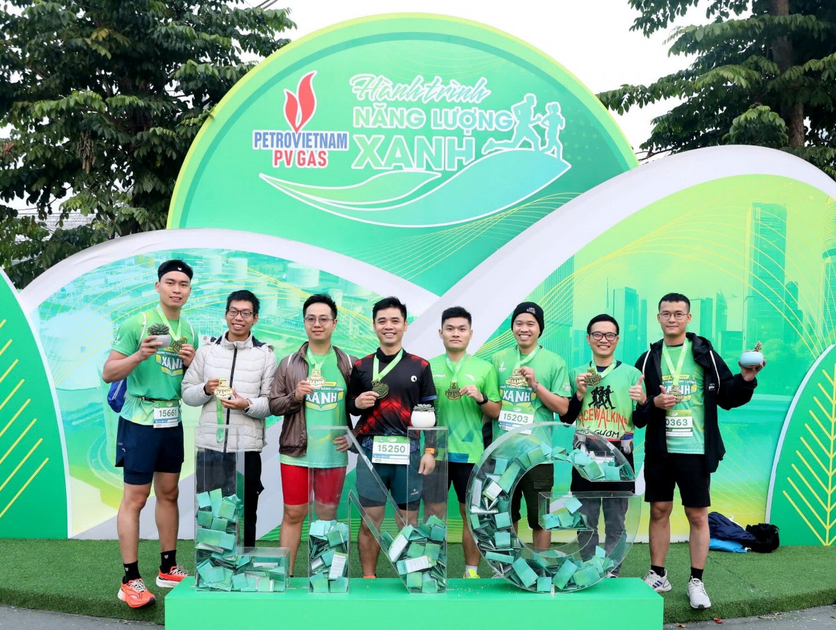 Gifting trees to participants committed to protecting the environment and adopting clean energy practices