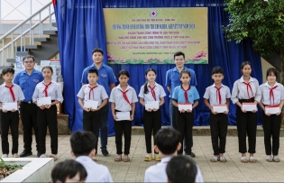 PV GAS Services funds school library embellishment in Binh Phuoc Province
