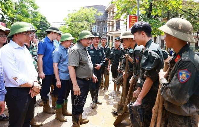 Prime Minister Pham Minh Chinh encourages forces that participate in addressing the consequences of floods in Yen Bai city, the northern province of Yen Bai after Typhoon Yagi in September 2024. (Photo: VNA)