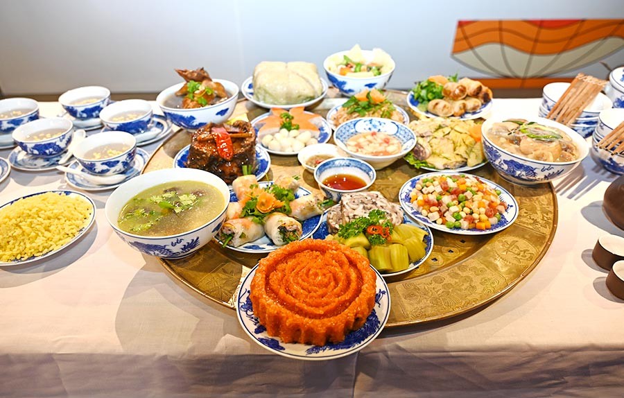 Home meals and Tet feasts - beautiful culture in contemporary life