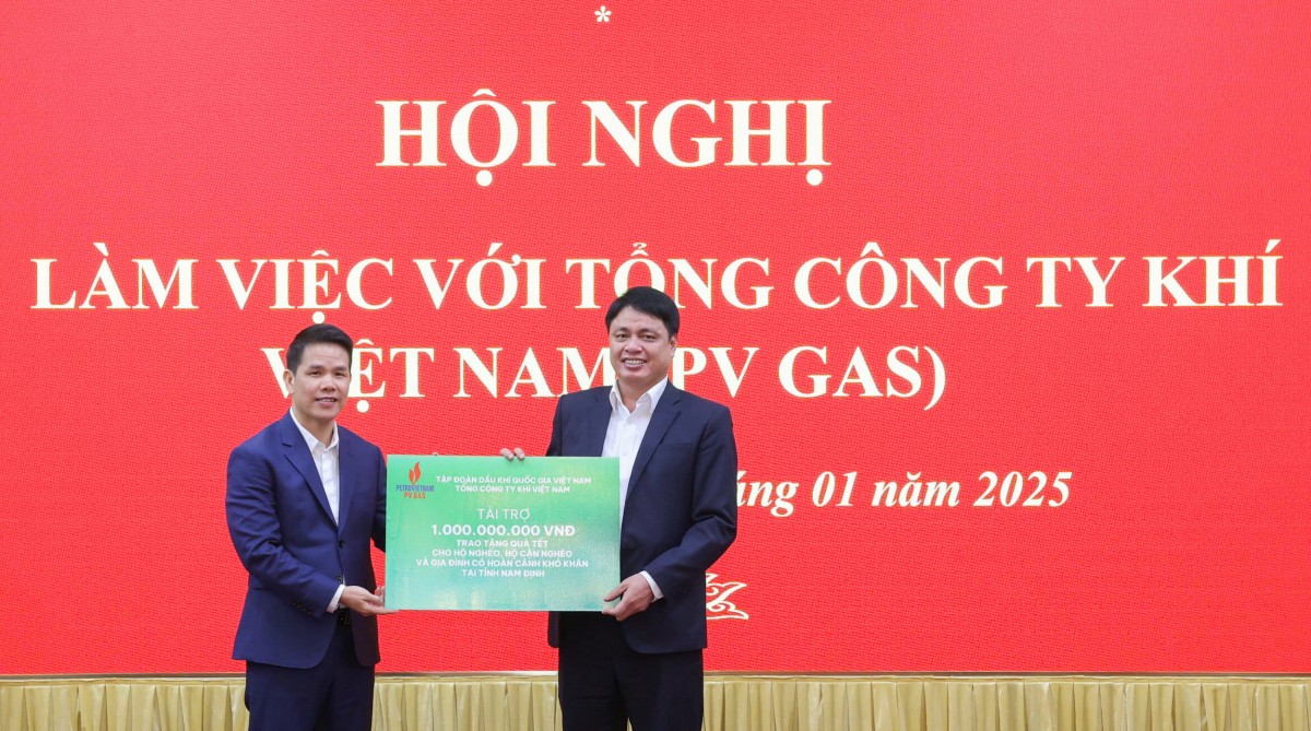 PV GAS General Director presenting Tet gifts to struggling families in Nam Dinh Province