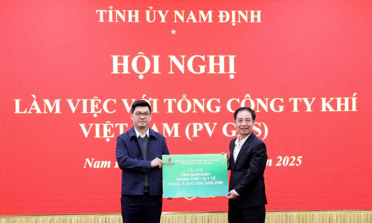 PV GAS Deputy General Director Nguyen Phuc Tue presenting a medical equipment sponsorship package to Nam Dinh Province 