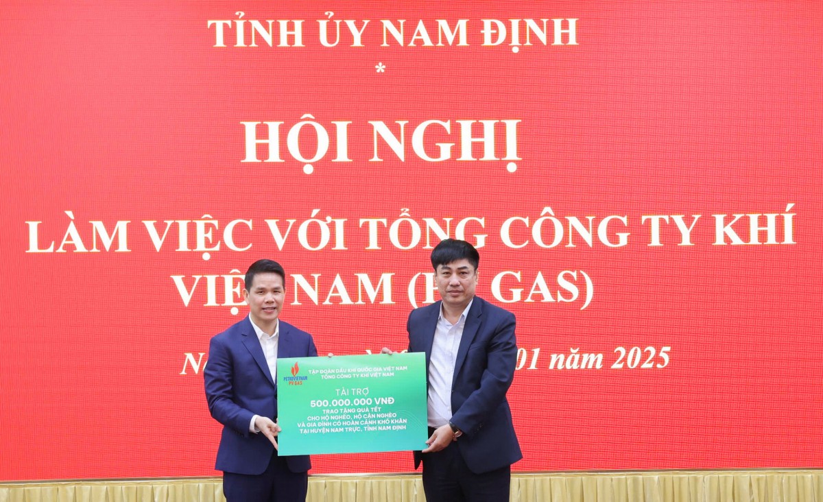PV GAS General Director presenting Tet gifts to struggling families in Nam Dinh Province’s Nam Truc District