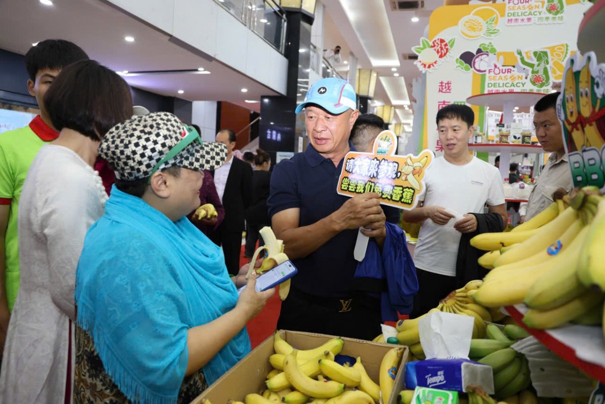 Chinese consumers visit the first Vietnam Fruit Festival in Beijing, China on September 29, 2024