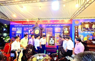 Artisan Nguyen Dinh Vinh preserves mother-of-pearl inlay mosaics