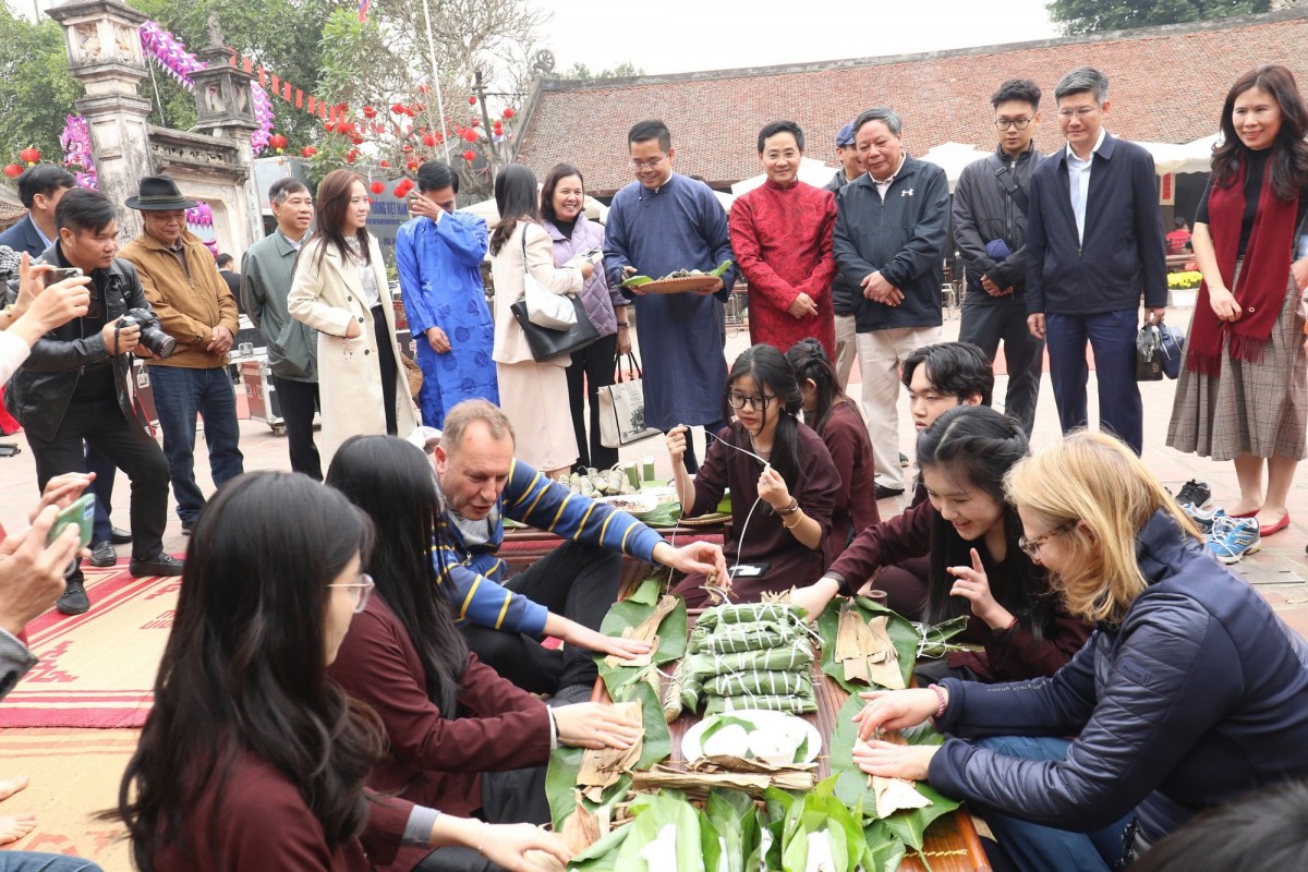 Tourists experience Vietnamese Tet in Hanoi - Photo: VGP/Minh Anh