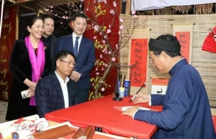 Ninh Binh attracts foreign tourists with traditional Tet products