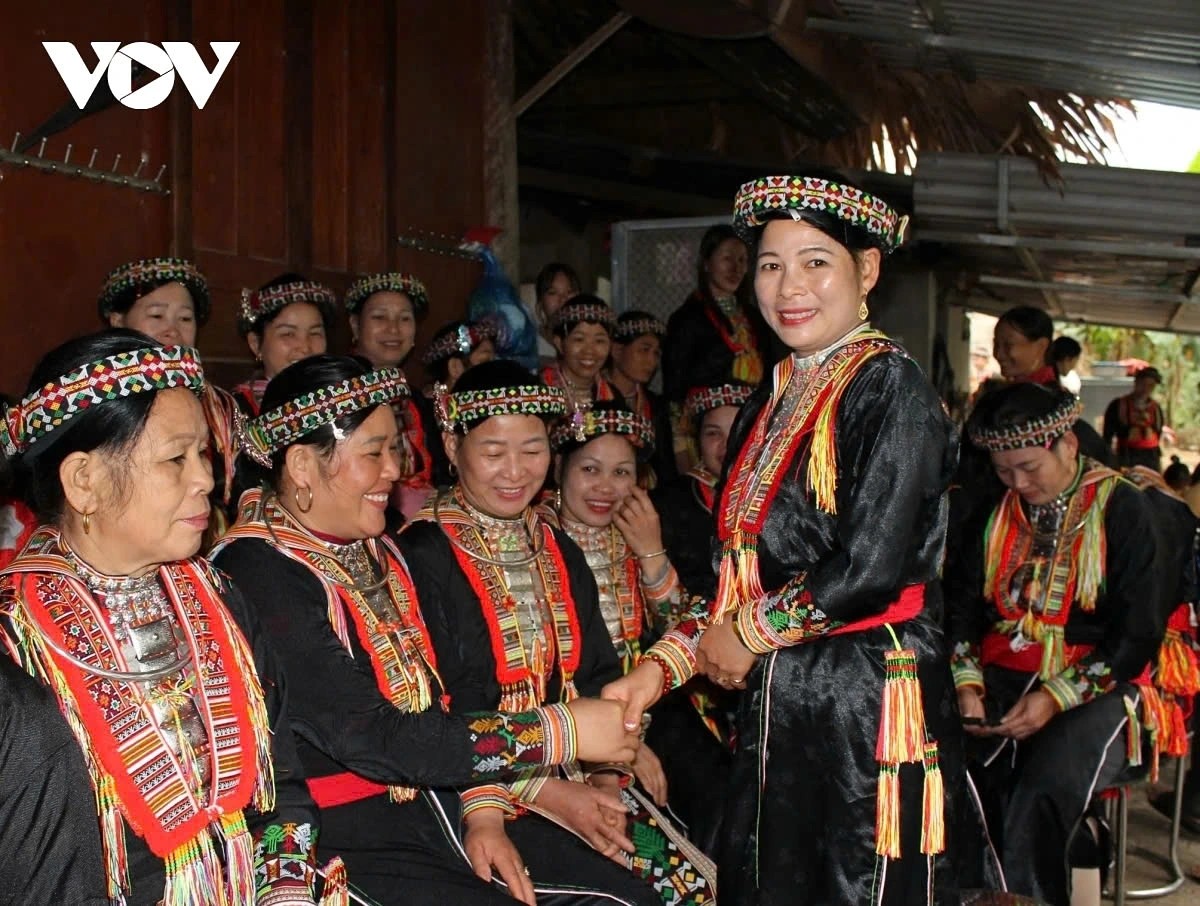 During the Tet holiday, the Red Dao visit each other and extend their best wishes in the new year