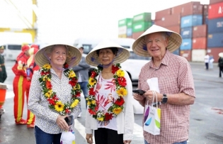 800 American tourists aboard Crystal Symphony visit Da Nang