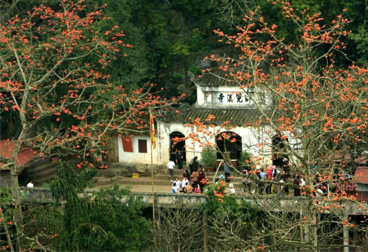 Huong Pagoda, one of the most famous pagoda complexes in Vietnam, is also an essential destination for spring travel during Tet