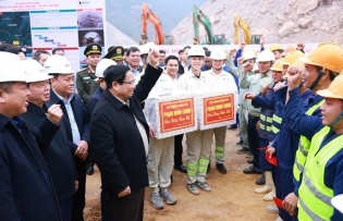 PM requests accelerating expressway projects in Cao Bang, Lang Son