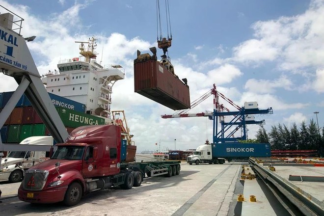 The Ministry of Finance will effectively manage export tariffs, preferential import duties, and goods quotas to address business challenges. (Photo: VNA)