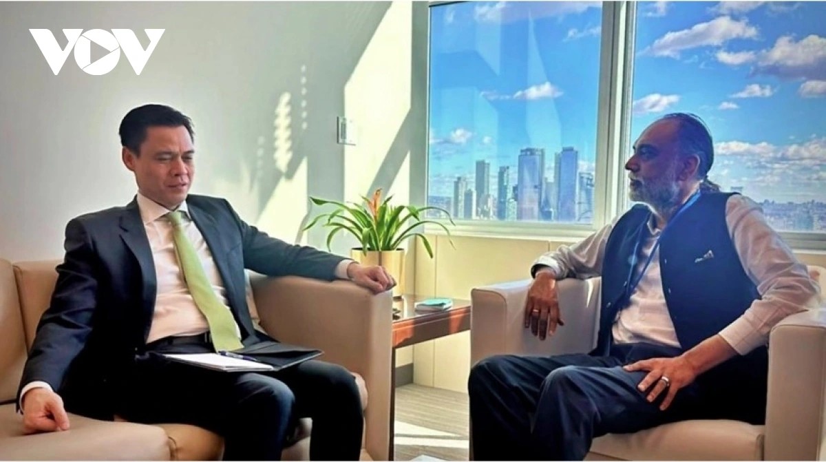 Ambassador Dang Hoang Giang, Permanent Representative of Vietnam to the UN (L) and Under-Secretary-General and the United Nations Secretary-General's Envoy on Technology Amandeep Singh Gill