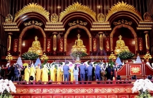 Yen Tu Spring Festival draws crowds on opening day